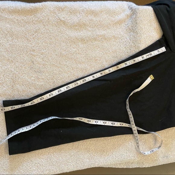 Awesome PINK Capri logo yoga pants - Picture 7 of 9